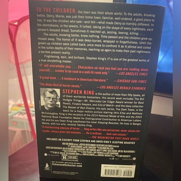 IT Stephen King Paperback Book 2017 Movie Cover Horror Reading Pennywise Clown - Picture 4 of 5